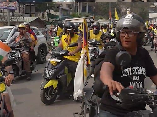 སྦག་སྦག་སྐོར་སྐྱོད་དང་། རྒྱང་རྒྱུག་གནང་སྟེ་གསུམ་བཅུའི་དུས་དྲན་སྲུང་བརྩི་ཞུས།