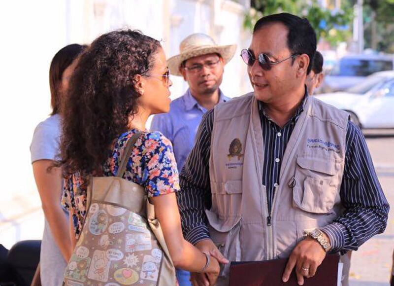 មន្ត្រី​សិទ្ធិមនុស្ស​នៃ​សមាគម​អាដហុក (ADHOC) លោក ណៃ វ៉ង់ដា (រូប​ពាក់​វែនតា) ពេល​ចូល​ទៅ​បំភ្លឺ​នៅ​អង្គភាព​ប្រឆាំង​អំពើ​ពុករលួយ កាល​ពី​ថ្ងៃ​ទី​២៨ ខែ​មេសា ឆ្នាំ​២០១៦។