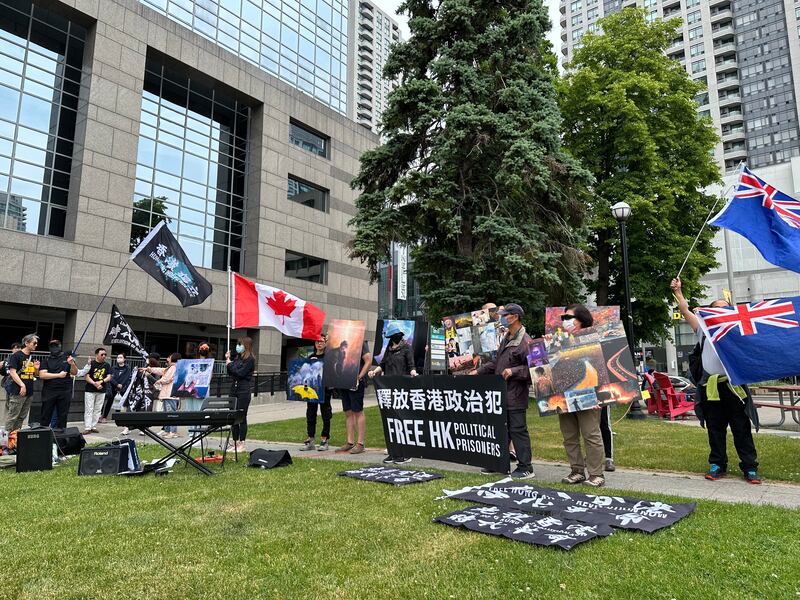 多倫多有港人團體612四周年集會，並播放《願榮光歸香港》，望為港人繼續發聲。（胡彗藍 攝）