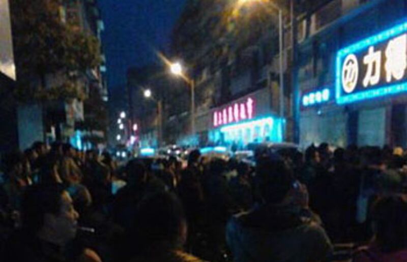 2013年2月6日,重慶市酉陽土家族苗族自治縣新民街,有交警被指執法期間打人,引發群眾圍觀聲討,至晚上群眾仍在現場不願離開。(網民提供)