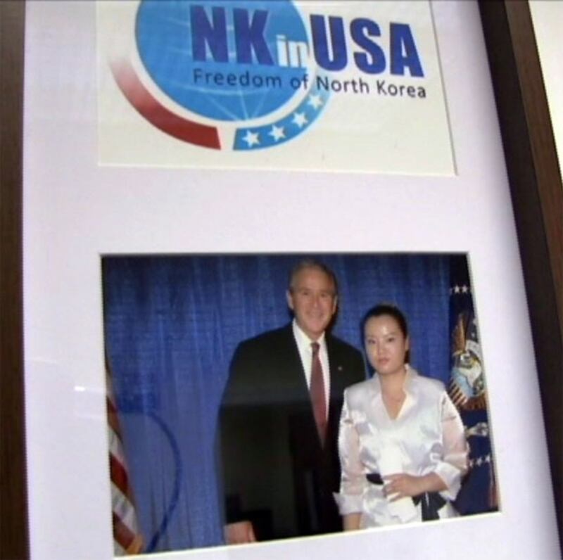 脫北者趙真惠作為非營利性組織“朝鮮人在美國”（NKinUSA）的創始人和美國前總統喬治.布什合影。（粵語部李幼儀拍攝）