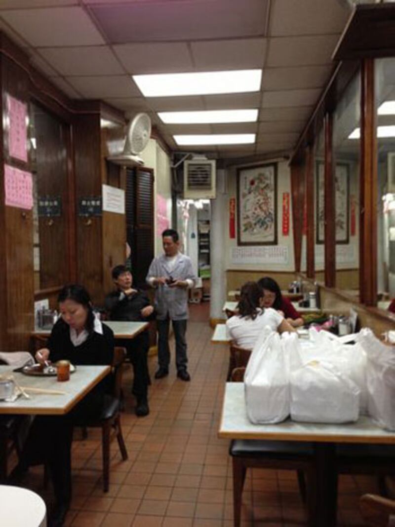 碟頭飯、涼茶燉品是“人人冰室”的地道粵式招牌美食，但桑迪風災後，餐館生意一直沒有完全回復。(粵語部記者潘加晴拍攝)