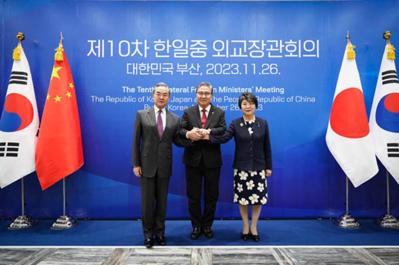 2023년 11월 한중일 외교장관회의에 참석한 박진 한국 외교부 장관, 가미카와 요코 일본 외무대신, 왕이 중국 외교부장 겸 중국공산당 정치국 위원의 모습.