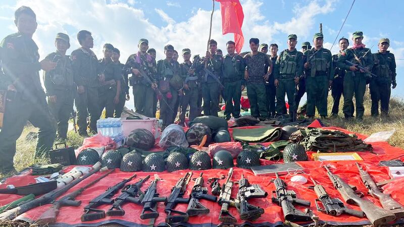 မန်တုံပ စစ်ကောင်စီတပ်စခန်းအား သိမ်းယူရရှိကြောင်း ကိုးကန့်တပ်မတော် (MNDAA) မှ ၂ဝ၂၃ ခုနှစ်၊ နိုဝင်ဘာ ၁ ရက်နေ့က ထုတ်ပြန်ခဲ့စဉ်။ (Photo: The Kokang)