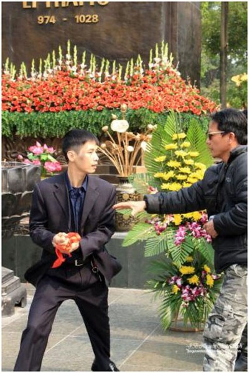 Một tên du côn đã ngang nhiên đến gây sự, cướp giật băng và vòng hoa của anh chị em trước sự chứng kiến của bảo vệ, an ninh, công an. Photo by J.B Nguyễn Hữu Vinh.