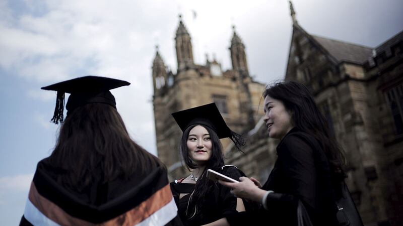 图为,大学生在澳大利亚悉尼大学商学院毕业典礼上。(路透社)