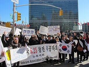 연평도 포격 도발 2주기와 제67차 유엔총회 북한인권결의안 표결을 앞두고 대북인권단체와 뉴욕의 한인단체 관계자들이 21일 뉴욕 유엔본부 앞에서 시위를 벌이고 있다. 