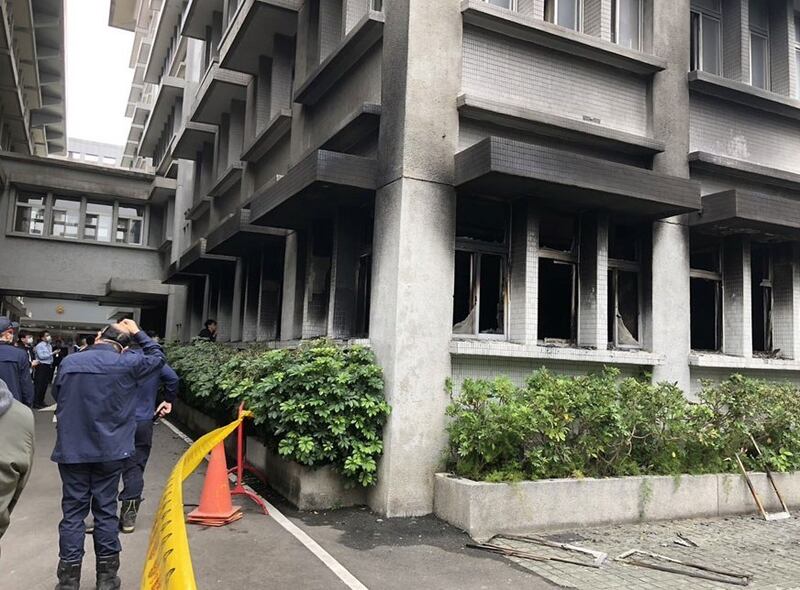 火灾鉴识人员25日前往调查局资通安全处调查火灾发生原因。(调查局提供)