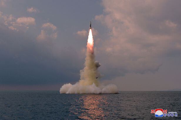 북한이 윤석열 대통령 당선인의 취임 사흘을 앞두고 잠수함발사탄도미사일(SLBM) 추정 1발을 발사한 7일 오후 서울역 대합실의 텔레비전에서 관련 뉴스가 나오고 있다.