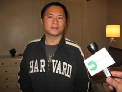 图片:王丹接受自由亚洲电台记者采访 (记者何平)