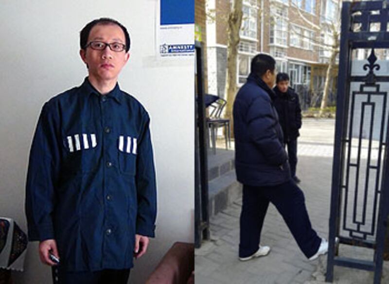 左圖：北京維權人士胡佳因為劉霞發聲，周五（12月7日）被禁止外出。胡佳穿上囚衣，抗議當局視他如囚犯。右圖：北京兩名看守人員，強行攔截胡佳，禁止他外出。（照片由胡佳提供） 