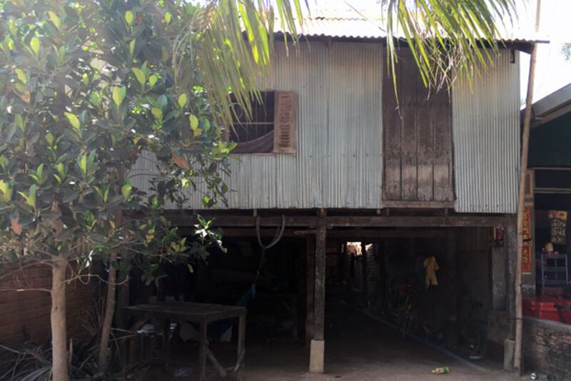 ផ្ទះ​គ្រួសារ​ជន​ជាប់​ចោទ​ឈ្មោះ ម៉ៅ ហឿន នៅ​ភូមិ​៥ ឃុំ​ព្រែកខ្សាយ”ខ”' ស្រុក​ពាមរ ខេត្ត​ព្រៃវែង។ រូបថត​ថ្ងៃ​ទី​១0 ខែ​វិច្ឆិកា ឆ្នាំ​២០១៥