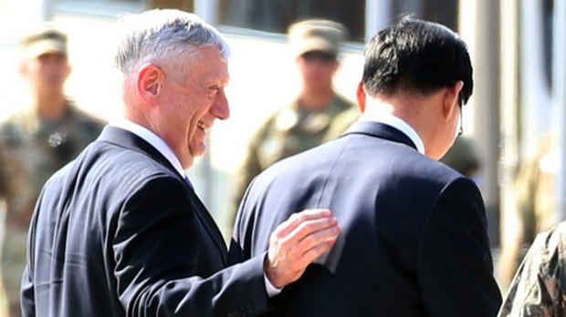 제임스 매티스 미국 국방부 장관이 27일 경기 파주시 비무장지대(DMZ) 내 캠프 보니파스에서 송영무 국방장관의 등을 감싸며 함께 걸어가고 있다. 
