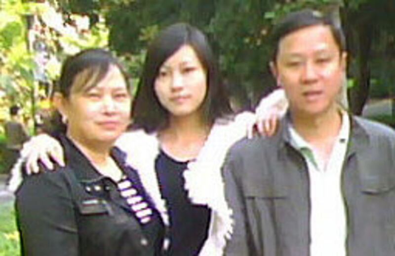 劉曉靜父母只得一名女兒，對其死因可疑，誓要追究到底。（照片來自受害人家屬微博）