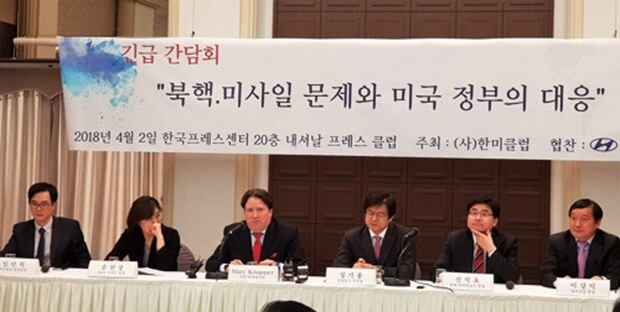 마크 내퍼 주한미국대사대리(왼쪽에서 세번째)는 2일 "우리는 북한과 대화할 용의가 있지만, 우리가 만나는 목적은 바로 CVID(완전하고 검증가능하며 불가역적인 비핵화)가 필요하고 이것은 타협의 대상이 아니라는 점을 강조하기 위함"이라고 말했다. 