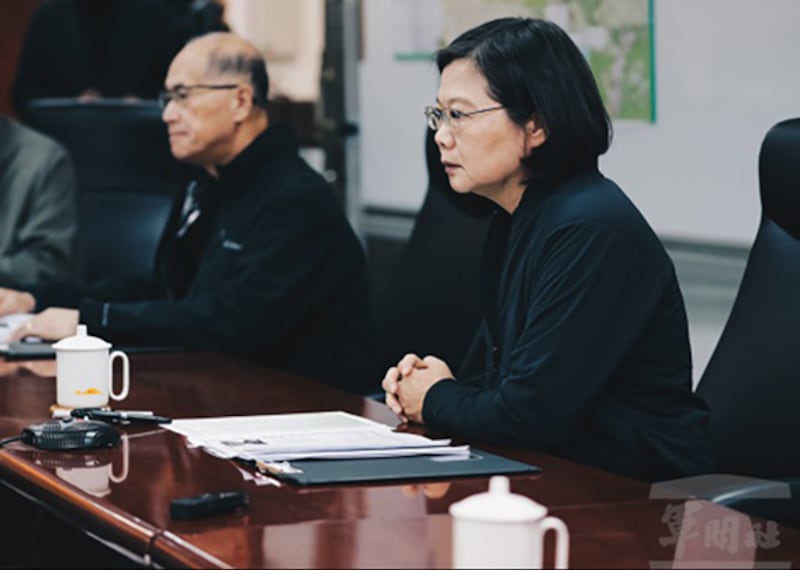 2020年1月2日，台灣總統蔡英文前往軍方基地，聽取黑鷹直升機失事後搜救情況。（軍聞社提供）