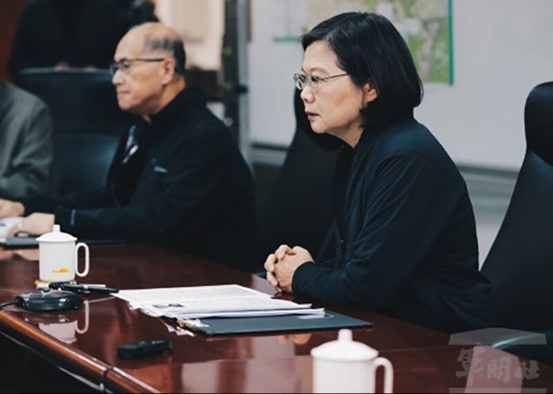2020年1月2日,台灣總統蔡英文前往軍方基地,聽取黑鷹直升機失事後搜救情況。(軍聞社提供)
