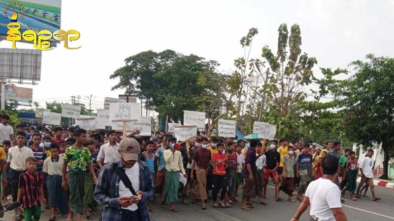 ရခိုင်ပြည်နယ် စစ်တွေမြို့နယ် ဘုမေကျေးရွာမှ ရိုဟင်ဂျာများ ၂၀၂၄ ခုနှစ်၊ ဧပြီလ ၂၀ ရက်နေ့က ဆန္ဒပြခဲ့ကြစဉ်။ (Photo: Narinjara)