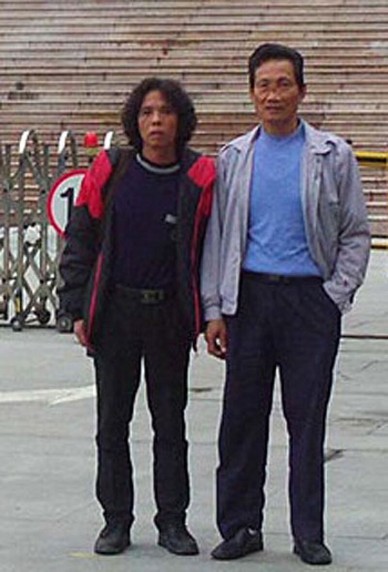 被以涉嫌“故意傷害”罪拘留近10個月的廣東順德維權村長陳焯雄，近日被法院以証據不足為由撤訴後獲釋。相中身子較高的為陳焯雄，他旁邊是其代理律師天理。（相片由陳焯雄代理律師天理提供）