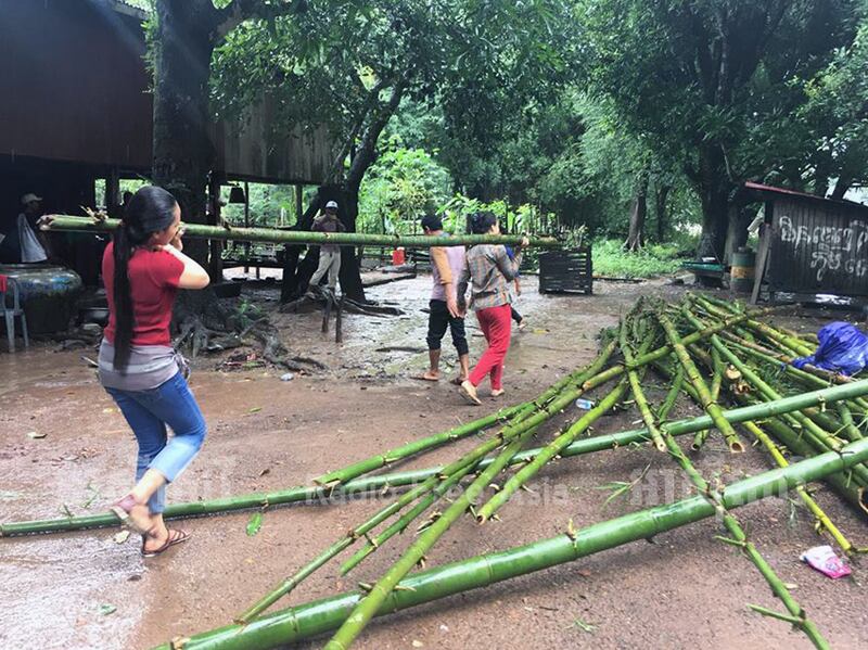 ជន​ជនជាតិ​ដើម​ភាគ​តិច​នៅ​ឃុំ​ក្បាលរមាស បាន​នាំ​គ្នា​កាប់​ជញ្ជូន​ឫស្សី​ទុក​ធ្វើ​ក្បូន នៅ​ពេល​មាន​ទឹក​ឡើង​លិច​ភូមិ ខណៈ​ក្រុមហ៊ុន​វារីអគ្គិសនី​កំពុង​បិទ​ទ្វារ​ទឹក​សាកល្បង កាល​ពី​ថ្ងៃ​ទី​២៥ ខែ​កក្កដា ឆ្នាំ​២០១៧។