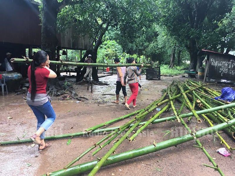 ជនជនជាតិដើមភាគតិចនៅឃុំក្បាលរមាស បាននាំគ្នាកាប់ជញ្ជូនឫស្សីទុកធ្វើក្បូន នៅពេលមានទឹកឡើងលិចភូមិ ខណៈក្រុមហ៊ុនវារីអគ្គិសនីកំពុងបិទទ្វារទឹកសាកល្បង កាលពីថ្ងៃទី២៥ ខែកក្កដា ឆ្នាំ២០១៧។