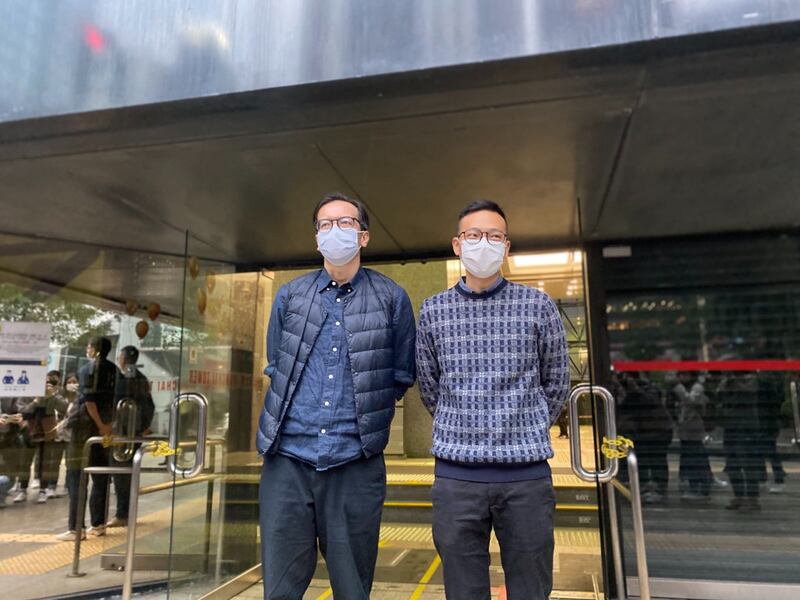 《立場新聞》前總編輯鍾沛權及前署任總編輯林紹桐。（吳婷康攝）