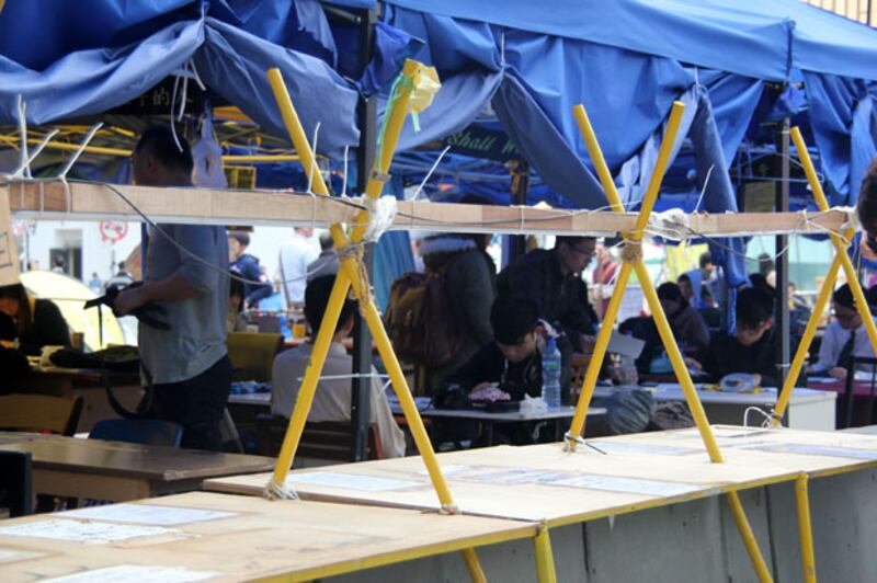 清場前，金鐘佔領區仍然有學生在“溫習區”。（粵語部文宇晴拍攝）