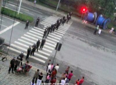 图片:成都高新区失地农民抗议政府已租代征,抢占土地,上周三起,堵路抗议,武警戒备。(村民博客/记者乔龙)