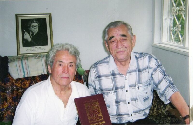 ئازاد بۇرھانوف ئالماتادا دوستى شائىر ماخمۇت ئابدۇراخمانوف بىلەن بىللە