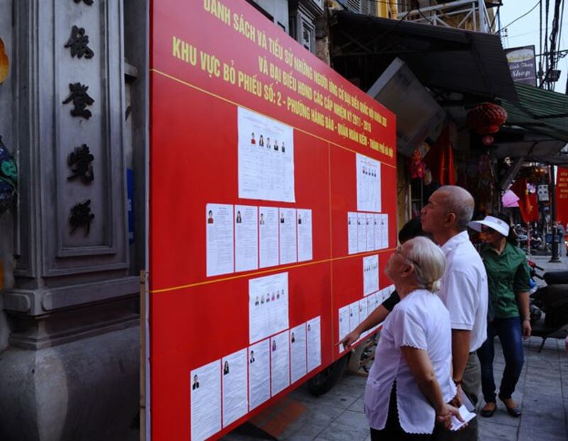 Người dân Hà Nội trong một lần xem danh sách các ứng cử viên trước đây.