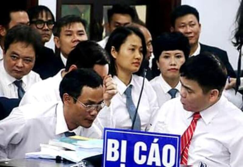 Luật sư Trần Vũ Hải trao đổi với các luật sư bào chữa tại phiên tòa ở Nha Trang