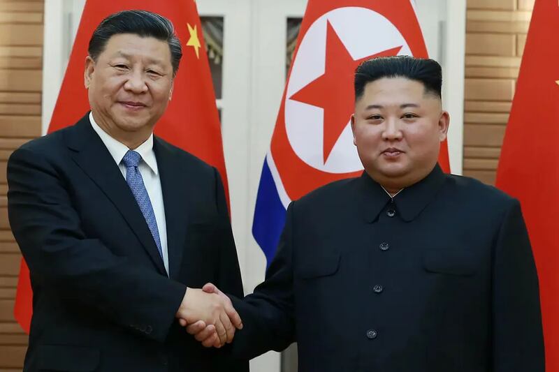 김정은 북한 국무위원장(오른쪽)이 평양 금수산 영빈관에서 시진핑 중국 국가주석과 함께 사진을 찍고 있다.