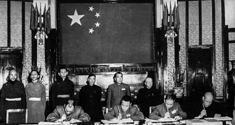 西藏代表与中共签订十七条和平协议时的合影。(Public Domain)