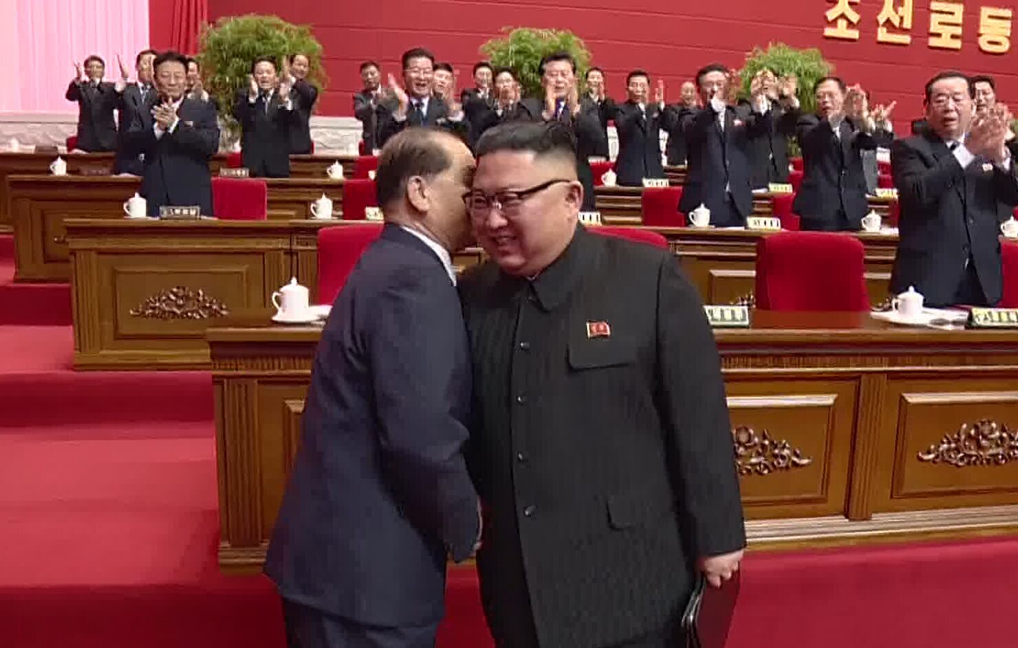 북한 조선중앙TV는 지난 12일 평양에서 노동당 제8차 대회가 폐막했다고 13일 보도했다. 김정은 당 총비서가 이번 당대회에서 고령으로 당 정치국 상무위원과 정치국 위원 자리에서 물러난 박봉주의 귓속말을 들으며 웃고 있다.