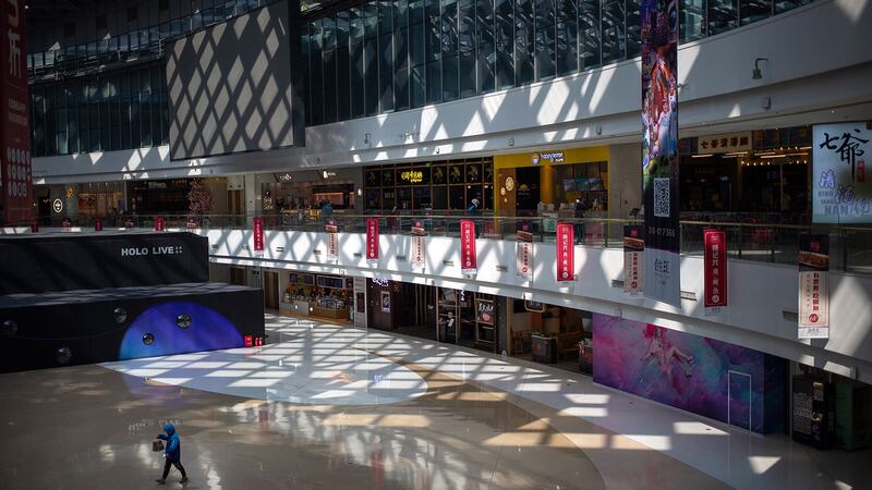 中国今年头两个月社会消费品零售总额,与去年同比显著减少20.5%,跌幅是1998年有纪录以来最大,亦显著差过市场预期跌4%。图为,2020年3月7日,一名送货员在北京一家空荡荡的购物中心里。(美联社)