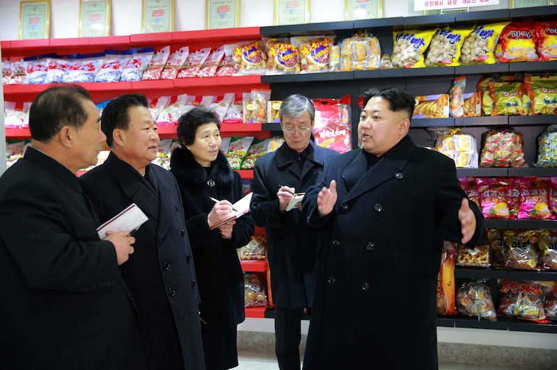 김정은 국무위원장이 평양에 있는 종합식품공장을 시찰하는 모습.