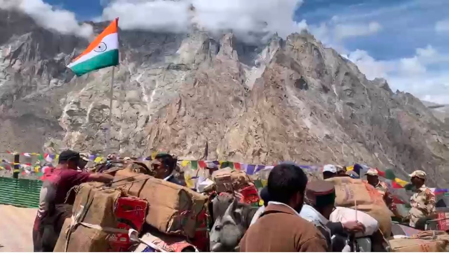 རྒྱ་དཀར་ནག་གི་འབྲེལ་ལམ་དང་ས་མཚམས་ཀྱི་ཚོང་ལམ་རྙིང་པ།