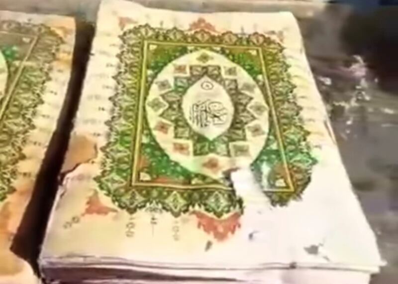 《可蘭經》裝在塑料袋內,完好無損。(視頻截圖)