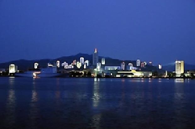 북한 원산시 맞은편 장덕섬에서 바라본 원산시 해안 광장 일대 야경.