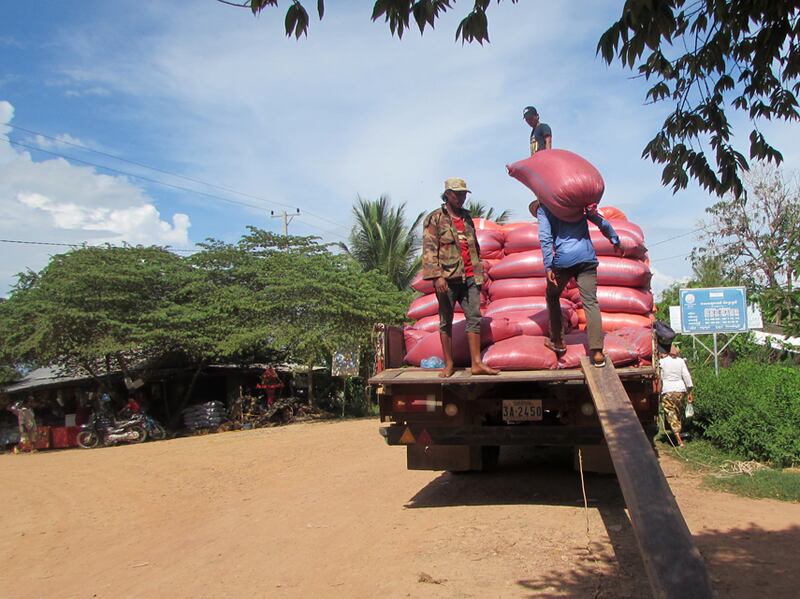 ប្រជា​កសិករ​លី​ស្រូវ​ដាក់​រថយន្ត​ឲ្យ​ឈ្មួញ​ទិញ​តាម​ផ្ទះ​នៅ​ភូមិ​វត្តកណ្ដាល ឃុំ​រាំងកេសី ស្រុក​សង្កែ ខេត្ត​បាត់ដំបង កាល​ពី​ថ្ងៃ​ទី​១០ ខែ​កញ្ញា ឆ្នាំ​២០១៦។ RFA/Hum Chamroeun