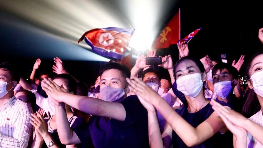 지난 2020년 8월 28일 북한 청년절을 맞아 평양 4.25문화회관에서 야외 경축공연이 열렸다.