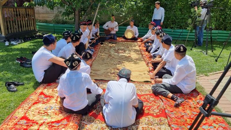 ئالمۇتا شەھىرى نەۋرۇزباي ناھىيەسىنىڭ قاراغايلى مەھەللىسىدە ئۆتكەن ياشلار مەشرىپىدىن كۆرۈنۈش. 2022-يىلى ئىيۇل، قازاقىستان.