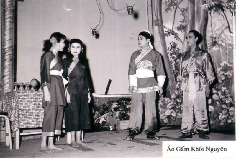 Sân khấu vở tuồng Áo gấm Khôi Nguyên