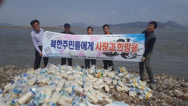 북한 주민에게 쌀과 USB보내기 행사를 펼치고 있다. (왼쪽 김용화 씨, 오른쪽 정광일 씨)