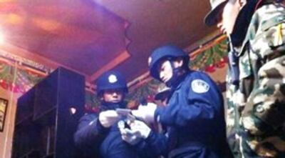 图片:网民偷拍在餐厅吃饭时,被武警查身份证。(中国茉莉花革命网站)