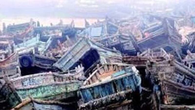 近海渔业资源枯竭,渔民多上岸另谋出路。图为青岛港闲置的渔船。（Public Domain）
