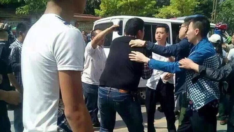 2015年4月14日，四川省內江市威遠縣日前發生工廠氣體洩漏，有傳導致民眾身體不適，數千民眾周二上街堵路抗議，政府派來大批警察大巴到場，現場群眾拒絶放行，有抗議民眾被警方強行拖走。（目擊者攝）