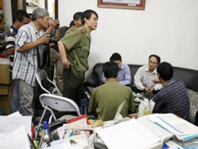 Bắt phóng viên tại tòa báo