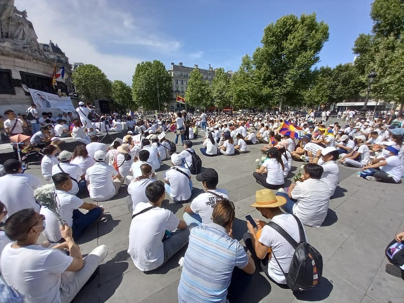 法国北部中国餐厅一名西藏员工，11日疑遭中国雇主砍杀致死，引发藏族社团抗中情绪，来自瑞士、比利时、西班牙等欧洲国家的西藏人17日大串连，在巴黎举行和平抗议的白色大游行，声援同胞。（蔡凌拍摄 ）