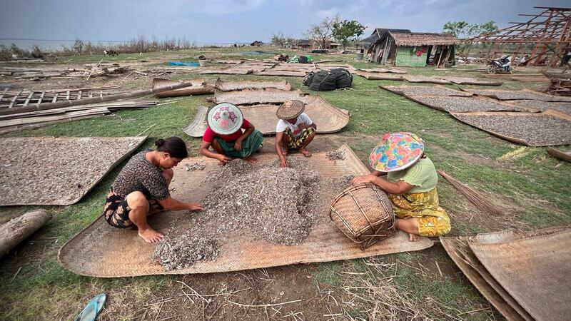 ရခိုင်ပြည်နယ်၊ စစ်တွေမြို့နယ်၊ လမ်းဘေးချောင်း ပိုက်ဆိပ် တံငါရွာတွင် နေထိုင်ကြသူများအား ၂၀၂၃ ခုနှစ်၊ ဇွန်လ ၆ ရက်နေ့က တွေ့ရစဉ်။ (Photo: RFA)